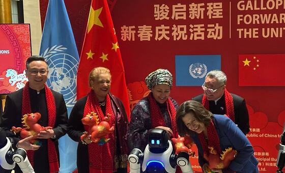 联合国高级官员与中国常驻联合国代表共同出席新春庆祝活动。